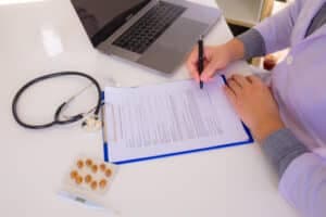 Médico pode negar atestado a um paciente? Saiba quando isso é permitido e quando pode gerar punição